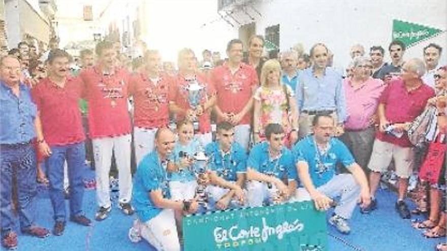 Campeones (de pie) y subcampeones (arrodillados).