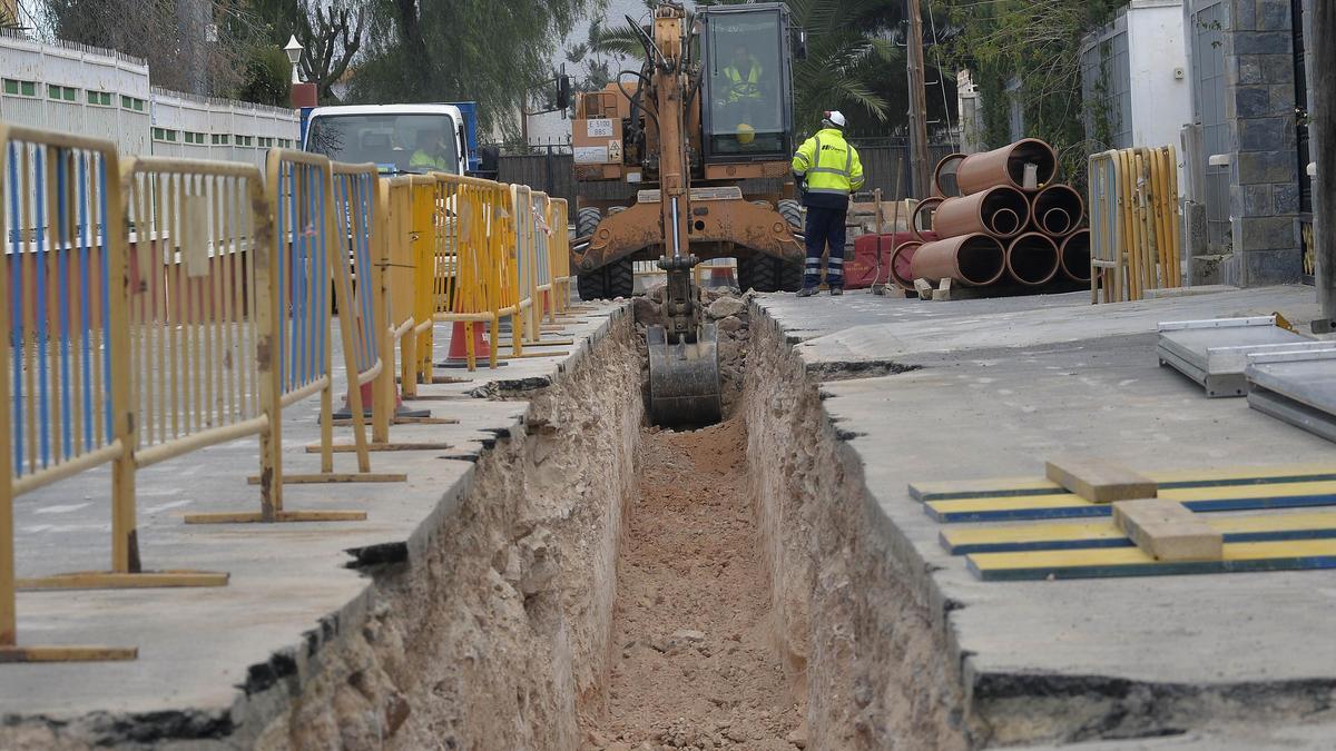 Muchas calles tienen los tubos de alcantarillado en Peña las Águilas desde hace 8 años sin prestar servicio