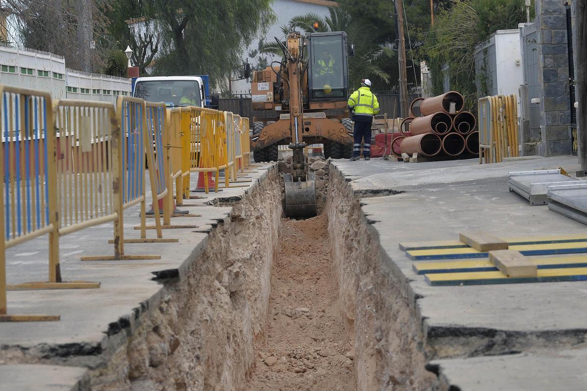 Muchas calles tienen los tubos de alcantarillado en Peña las Águilas desde hace 8 años sin prestar servicio