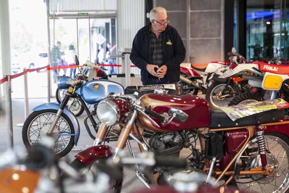 Salón del automóvil en el pabellón de exposiciones en Avilés