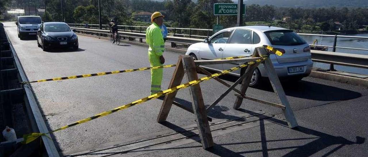 Las obras en el puente interprovincial de Catoira obligan a circular por un solo carril. // Noé Parga