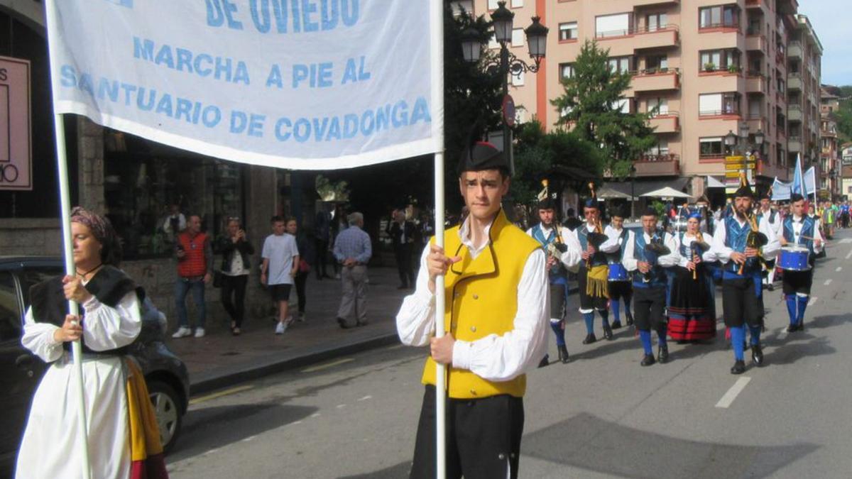 La marcha del Centro Asturiano, a su llegada a Cangas. | J. M. Carbajal