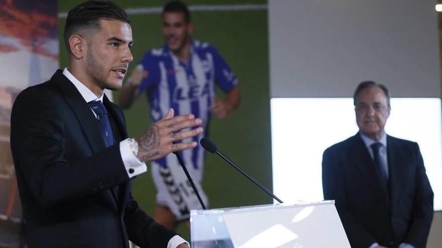 Theo, que jugará con el dorsal 15, ayer, durante su presentación, con Florentino Pérez al fondo.