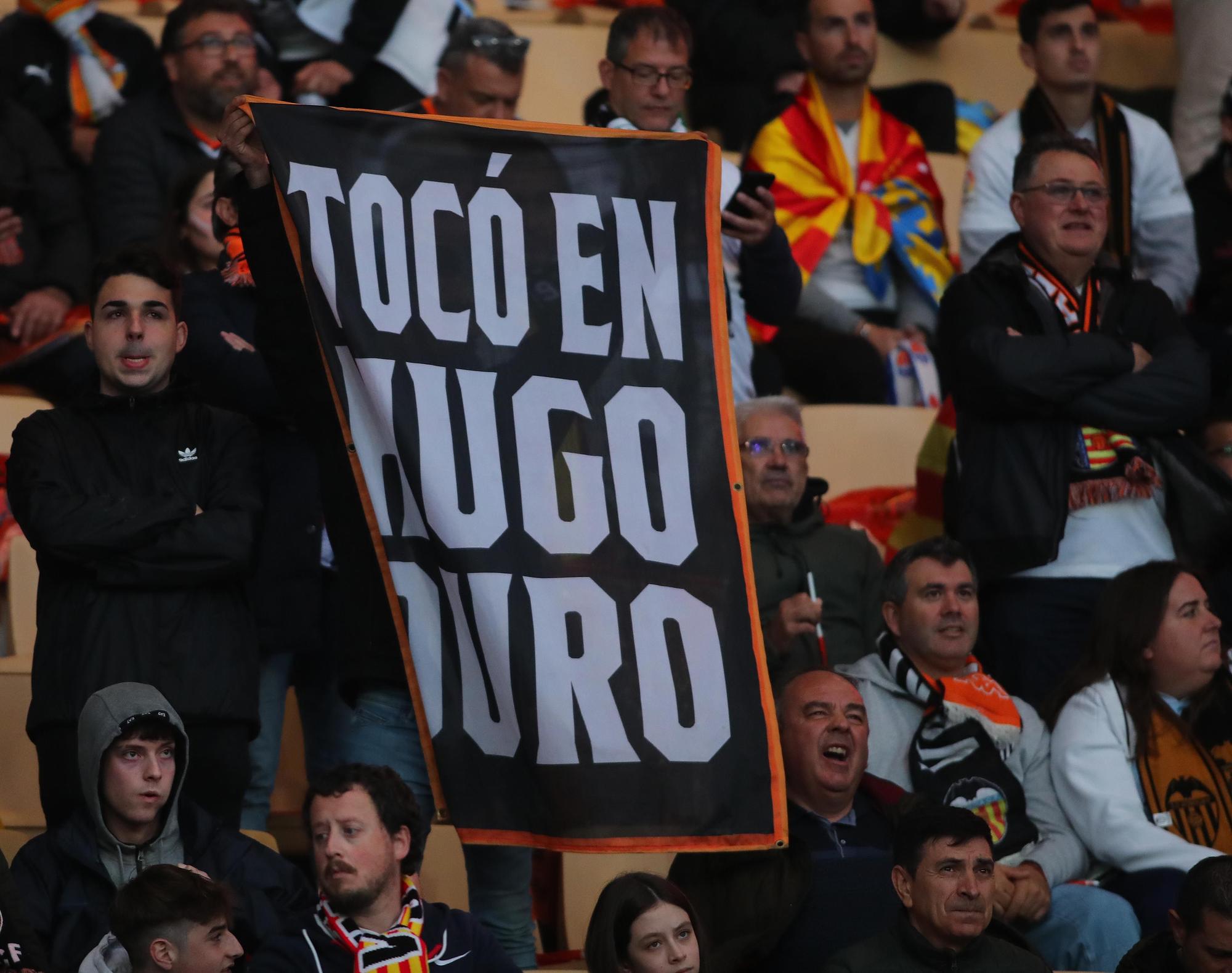 La afición valencianista llena de color el estadio de La cartuja