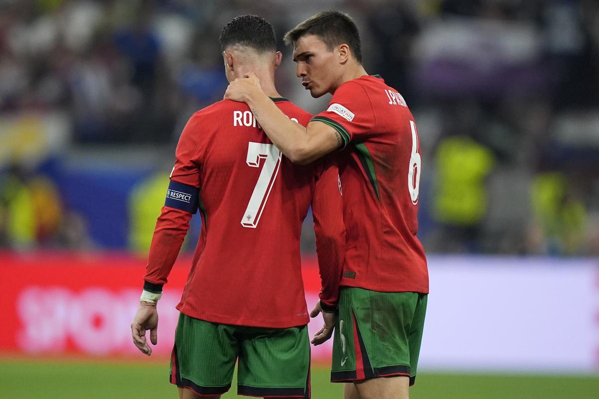 Palhinha y Cristiano, en un momento del Portugal-Eslovenia previo a los penaltis.