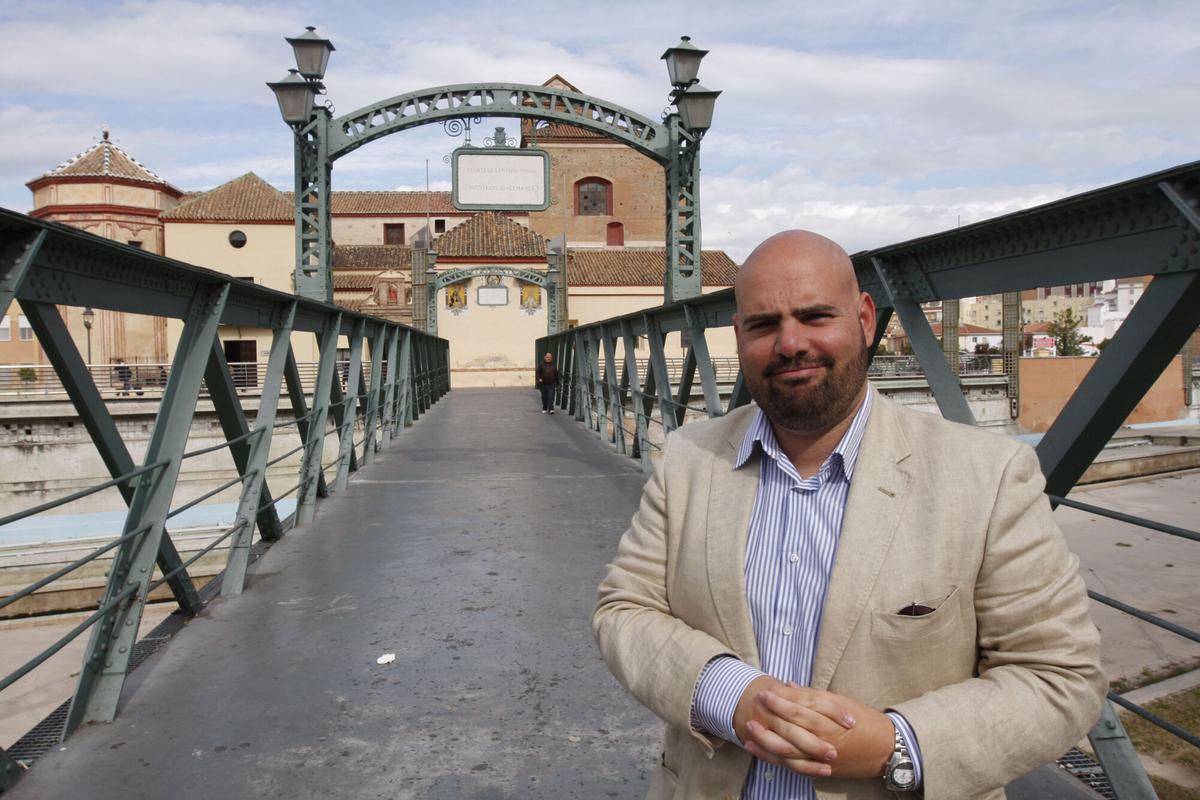 Jaime Noguera, bisnieto de uno de los malagueños que auxilió a los marinos prusianos del Gneisenau, en el Puente de los Alemanes.