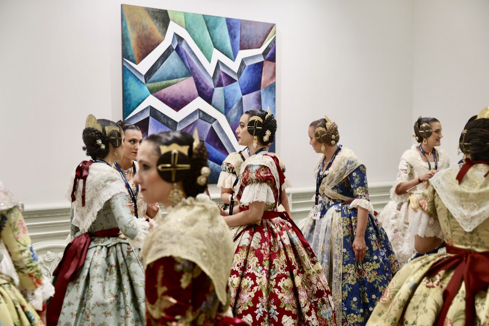 Baño de multitudes de las candidatas a Fallera Mayor de València 2025