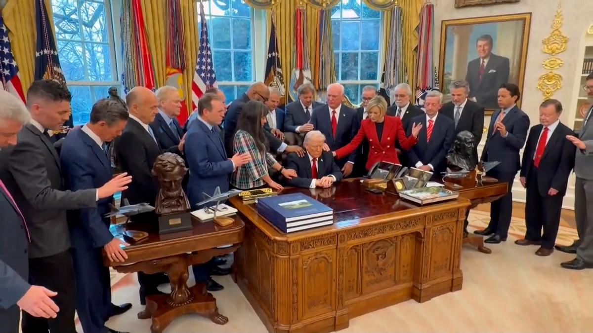 Líderes religiosos oran por Trump en la Oficina Oval en medio de ofensiva contra Irán.00 00 13 06.Imagen fija001