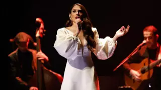 Nuria Fergó contesta a sus "haters": "A un pueblo no va la Beyoncé, voy yo; no me molesta que digan que canto para cuatro viejos"