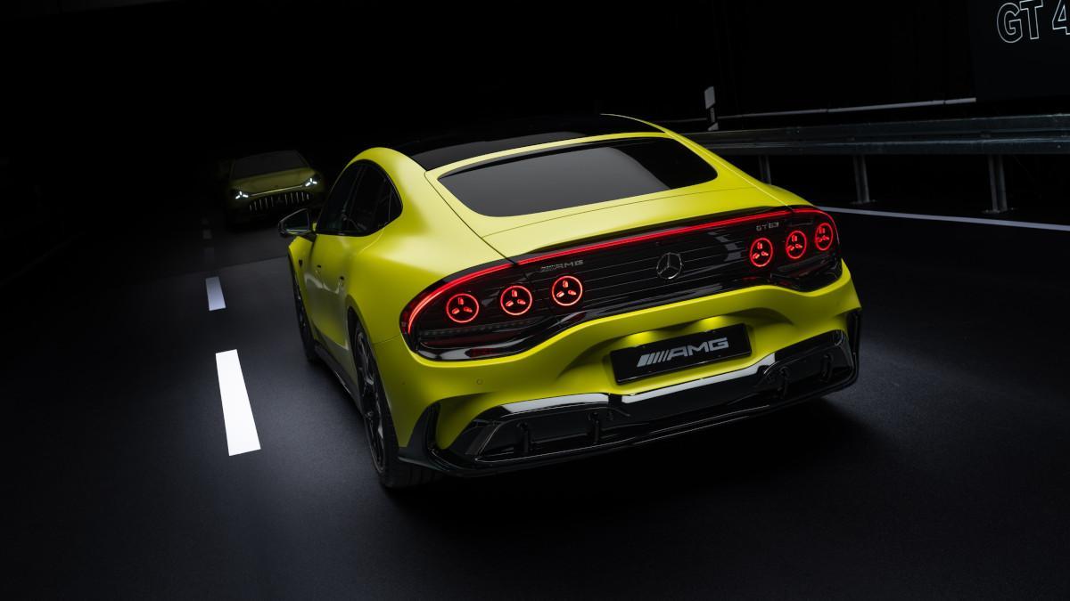 La zaga apuesta por seis pilotos circulares con la estrella como epicentro y una banda luminosa que refuerza su personalidad AMG.