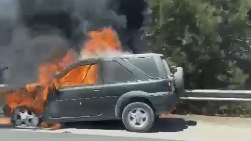 Vídeo: Un incendio de un coche obliga a desalojar casas en Santa Eulària
