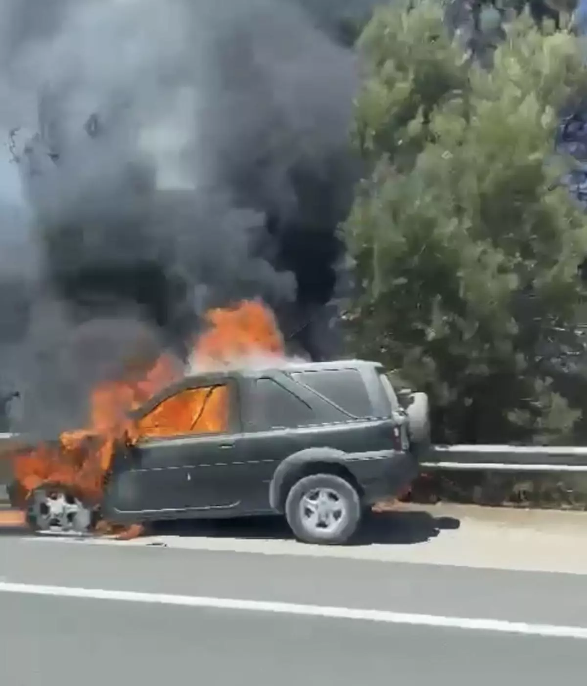 Un incendio en la entrada de Santa Eulària obliga a desalojar casas