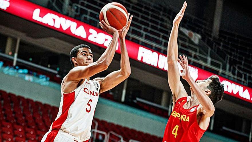 Marc Peñarroya intenta impedir el tir de Caleb Houstan | FIBA EUROPE