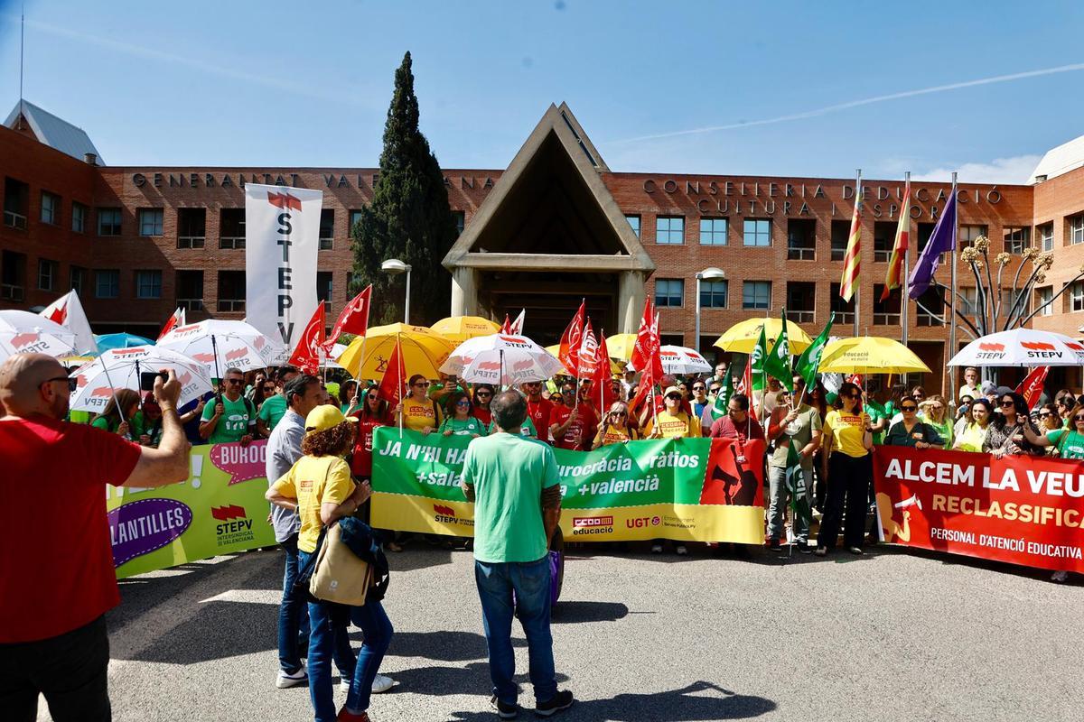 Sindicatos concentrados a las puertas de la Conselleria de Educación antes de la reunión.