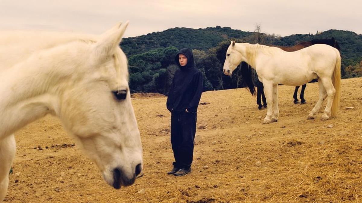 Mushkaa posa entre caballos, animal que da sentido estético a su 'mixtape' 'SexySensible'.