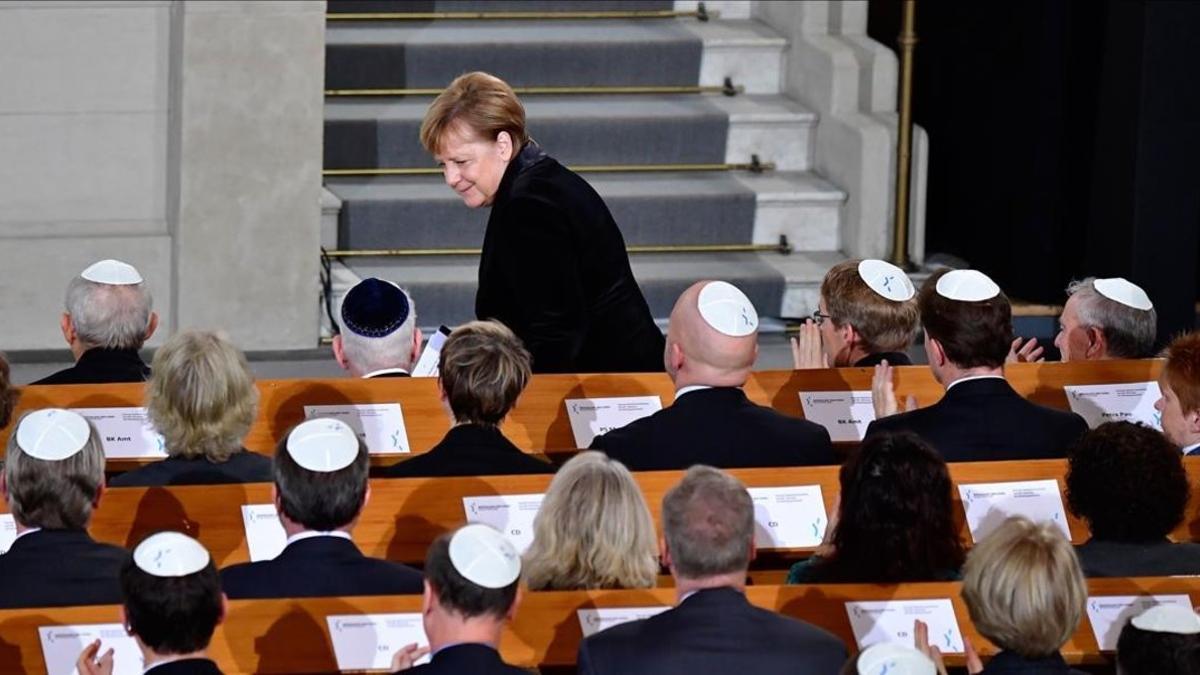 Angela Merkel en la singagoga de Berlín.