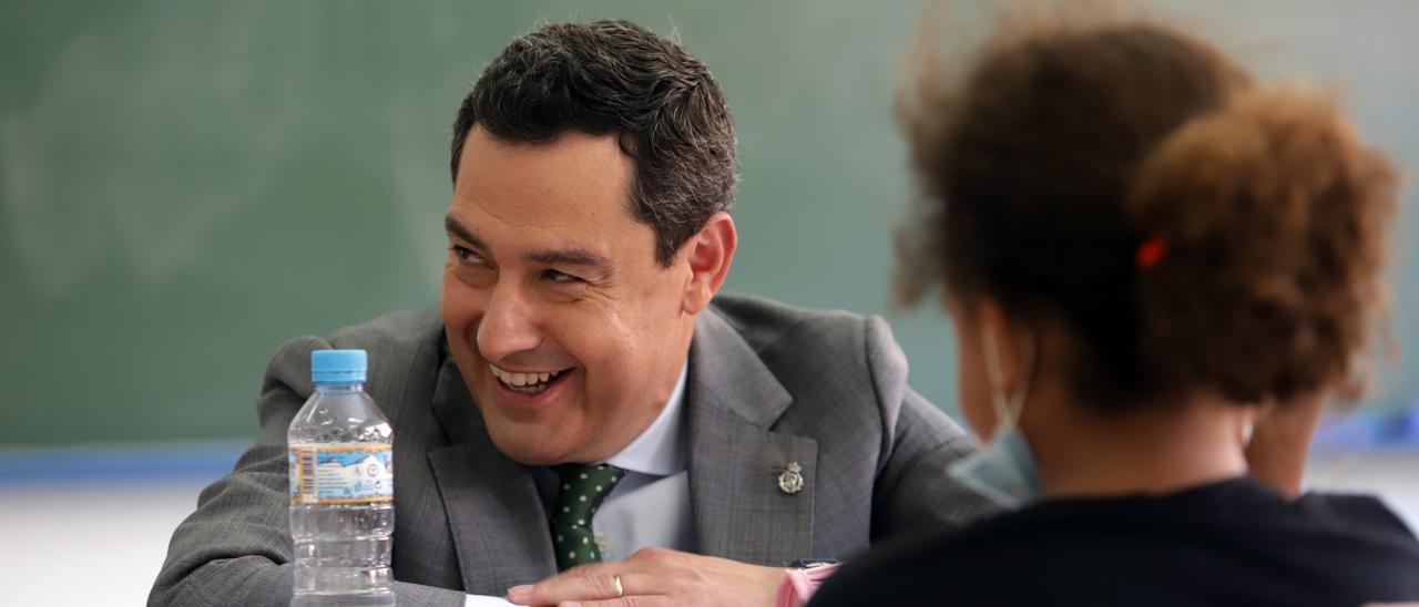 Juanma Moreno, durante la visita a su antiguo colegio, el Giner de los Ríos de Málaga.