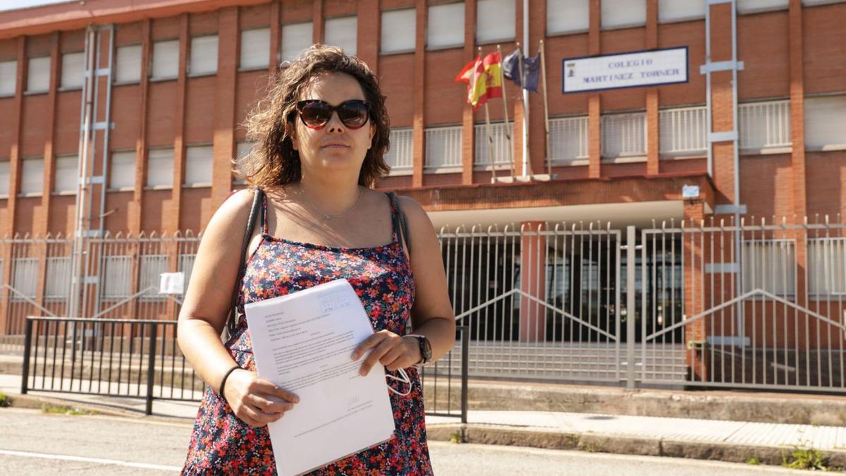 Marta Morán Merchante, ayer, delante del colegio Eduardo Martínez Torner. | Juan Plaza