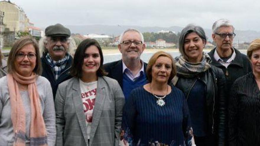 Pazos (centro) con miembros de la candidatura.// Fdv