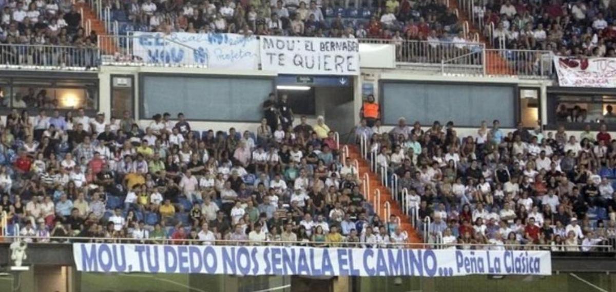 Pancarta sobre el gesto de Mourinho a Vilanova en el Bernabéu