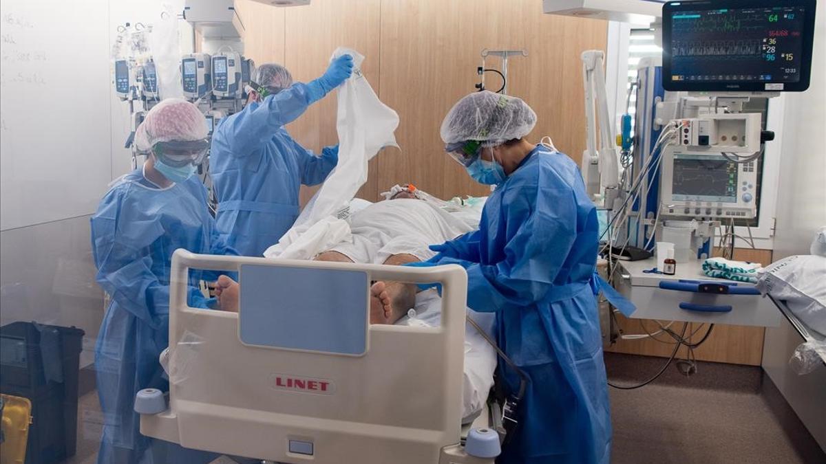 Atención a un paciente con coronavirus en el Hospital Clínic de Barcelona.