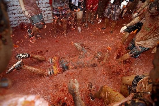 Impactants imatges de la Tomatina de Bunyol