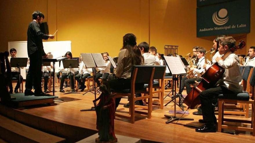 La Banda juvenil de Lalín durante una de sus actuaciones en el auditorio. // Bernabé/ Luismy