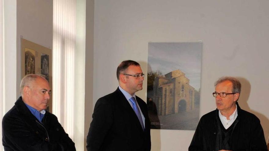 Por la izquierda, Ignacio Alonso, José Antonio Fernández y José Adolfo Rodríguez, ayer, en la inauguración de la muestra.