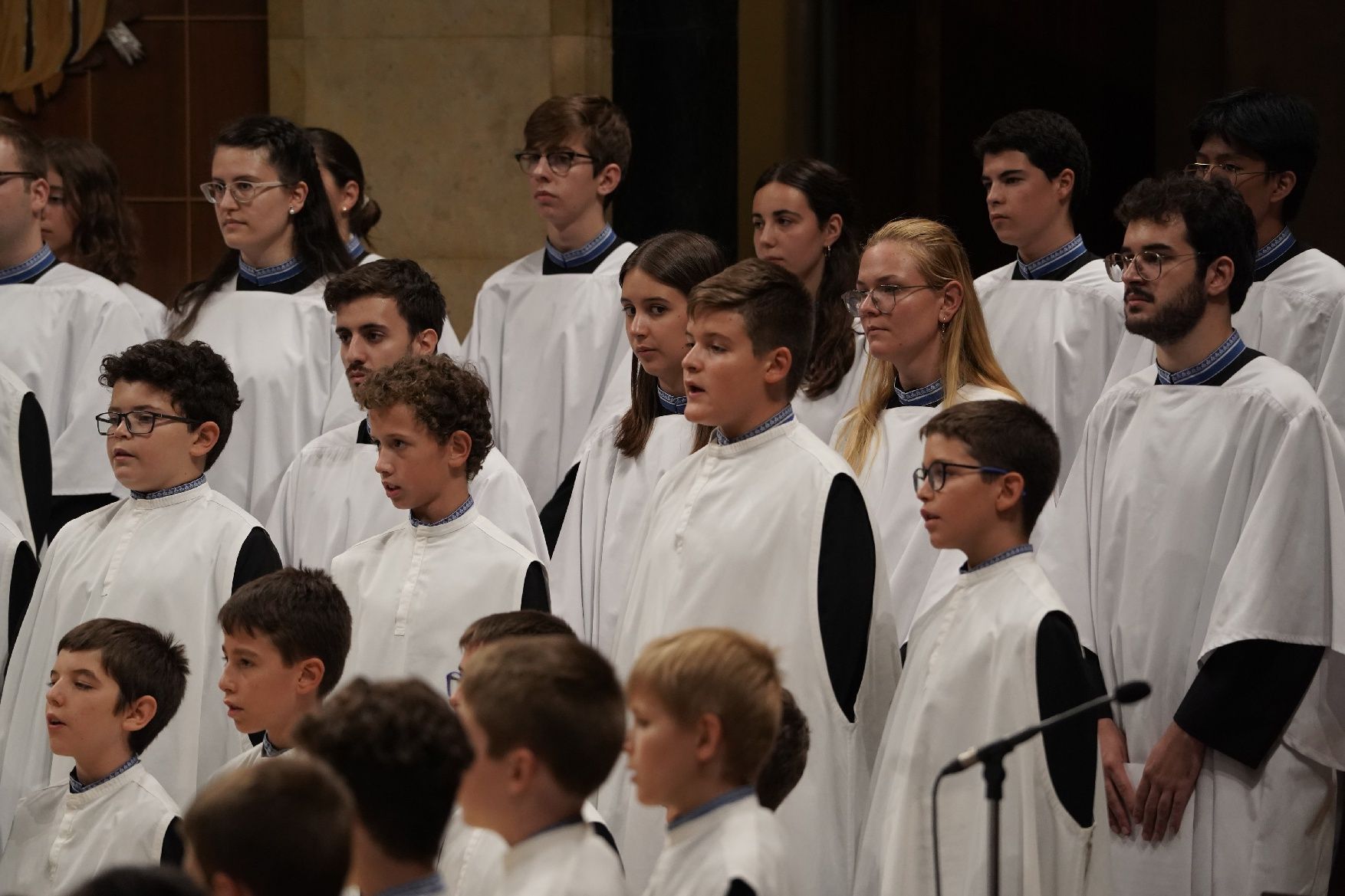 Montserrat vesteix les primeres escolanes de la història