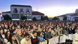 Hornachos arropa en silencio a la familia de Francisca Cadenas