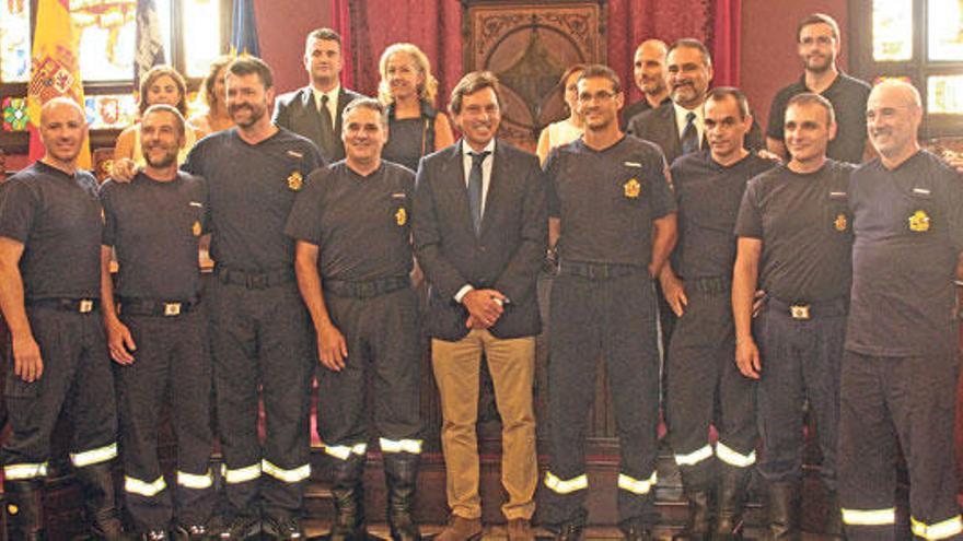 El alcalde asistió a la toma de posesión de ocho nuevos cabos del Cuerpo de Bomberos.