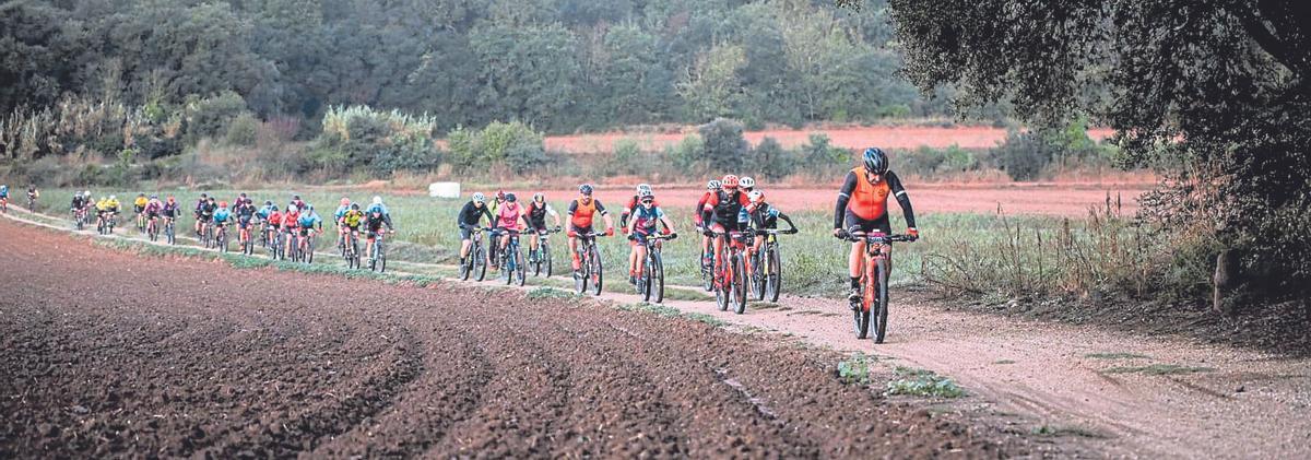 Un grup d’aficionats a la BTT fan un dels itineraris del Gironès.