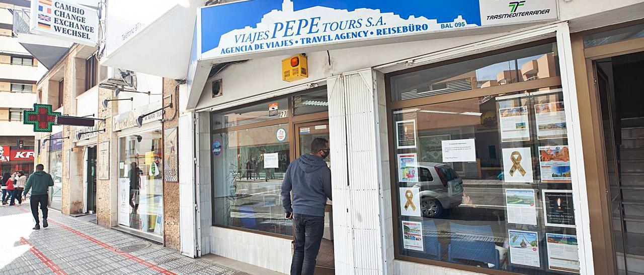 Una persona se dispone a entrar ayer en la agencia Viajes Pepe Tour,  ayer en Vila.