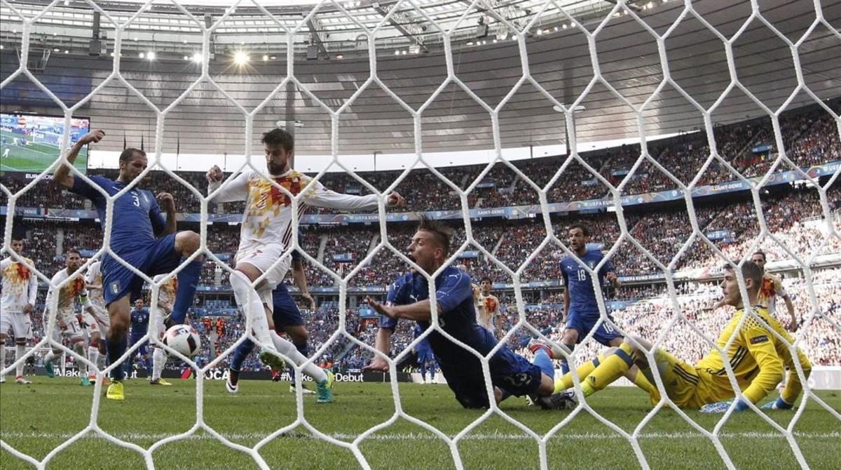 dtorras34483729 gra357  par s  francia   27 06 2016   el defensa de italia g160627200827