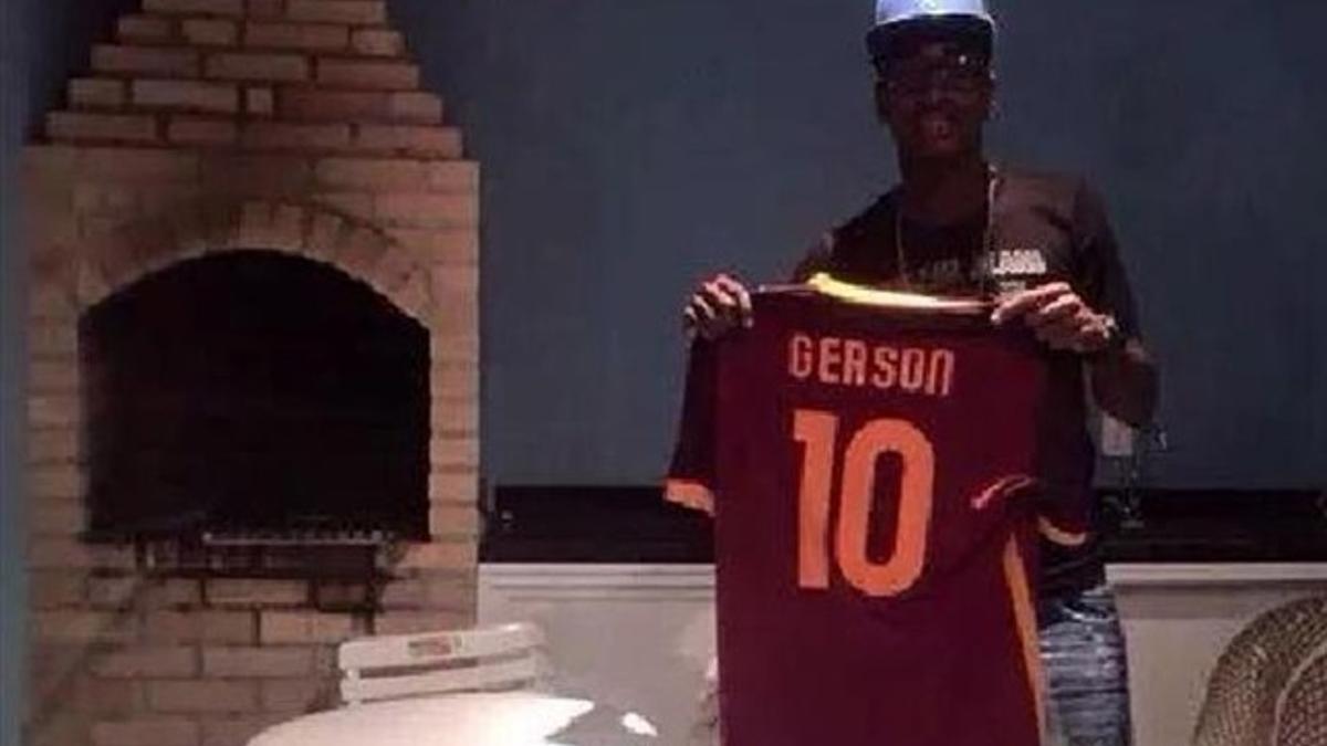 Gerson, posando con la camiseta número 10 de la Roma