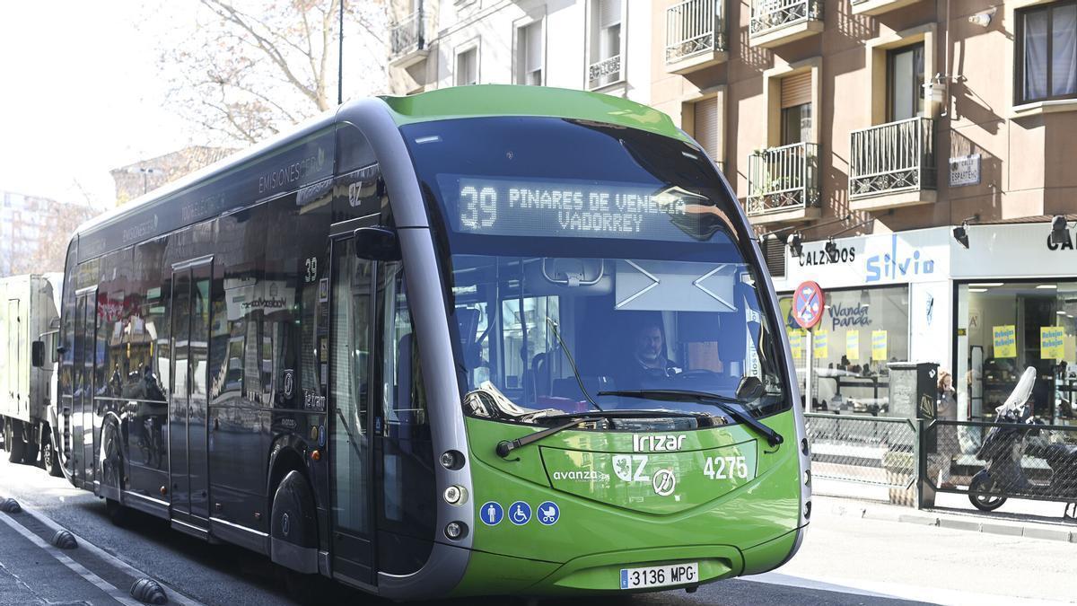 Así puedes viajar gratis en el bus y el tranvía de Zaragoza: los requisitos