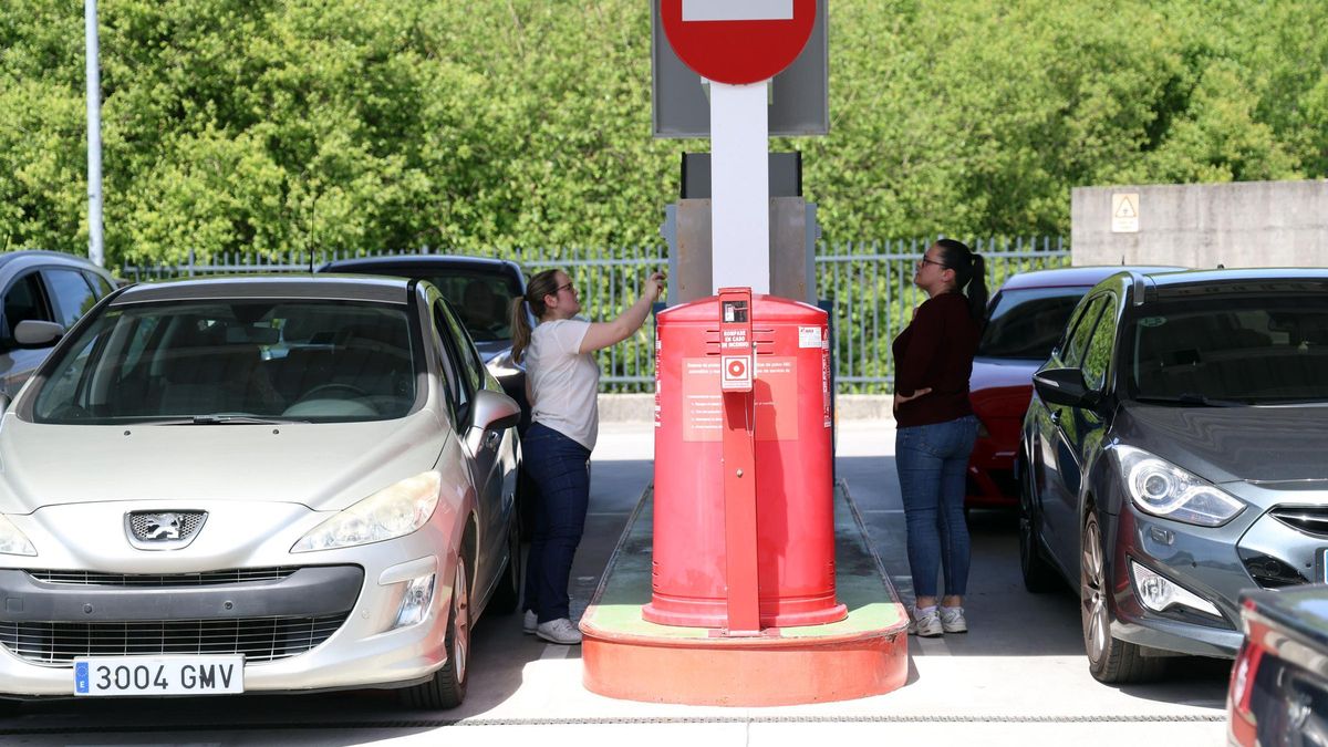 Dos conductoras repostando en una estación de servicio de Vilagarcía.
