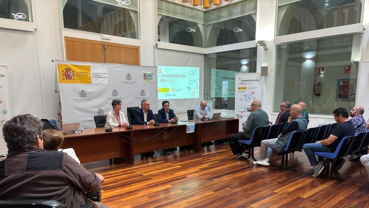 Imagen de la primera jornada de 'La administración cerca de ti' en la Delegación del Gobierno en Extremadura en Badajoz.