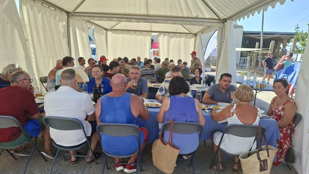 Una comida popular reunió ayer a los integrantes del club de pesca y las familias de l'Estany.
