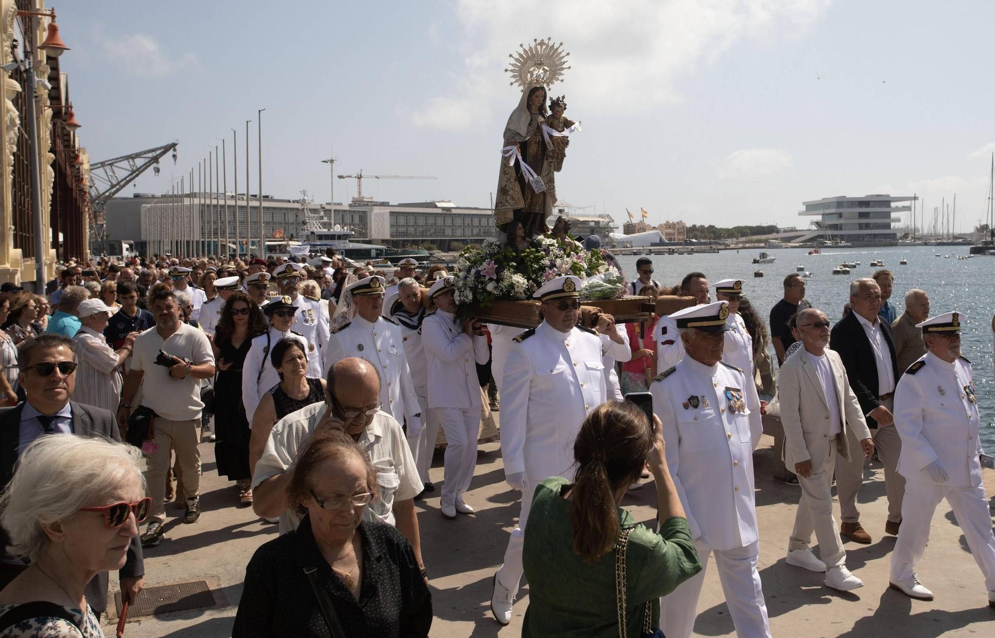 Ofrenda marinera a la Virgen del Carmen en el puerto de València
