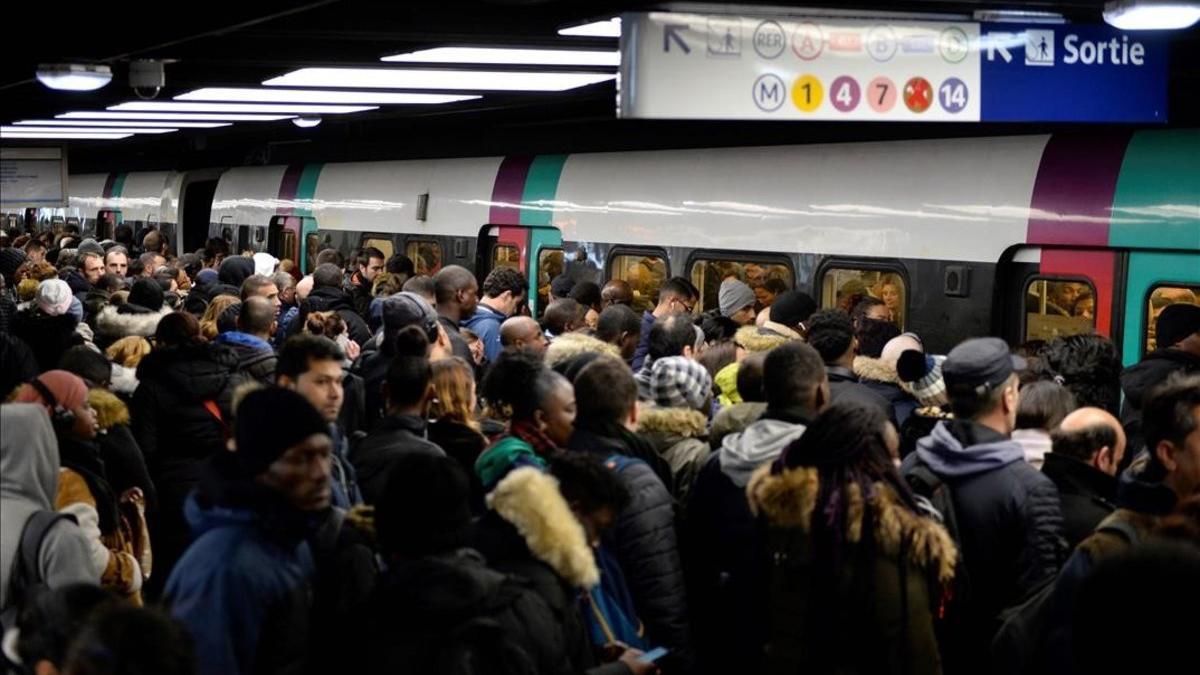 Aglomeraciones en el transporte de París por las protestas por la reforma de las pensiones.