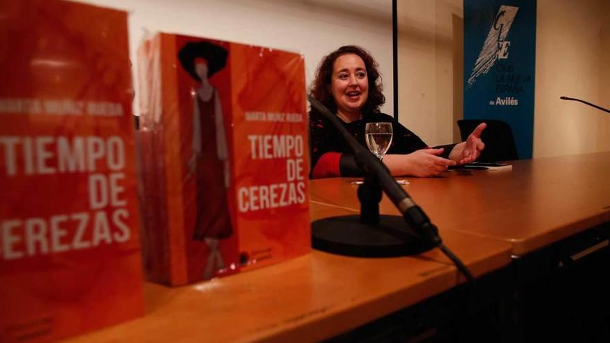 Marta Muñiz Rueda, ayer, durante la presentación de la novela &quot;Tiempo de cerezas&quot;.