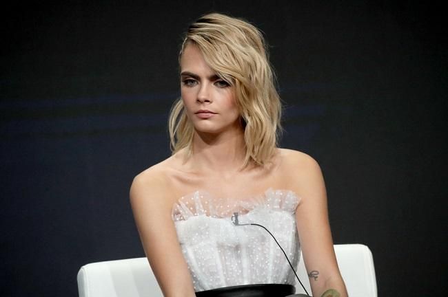 El peinado de trenzas de Cara Delevingne es ideal para invitadas
