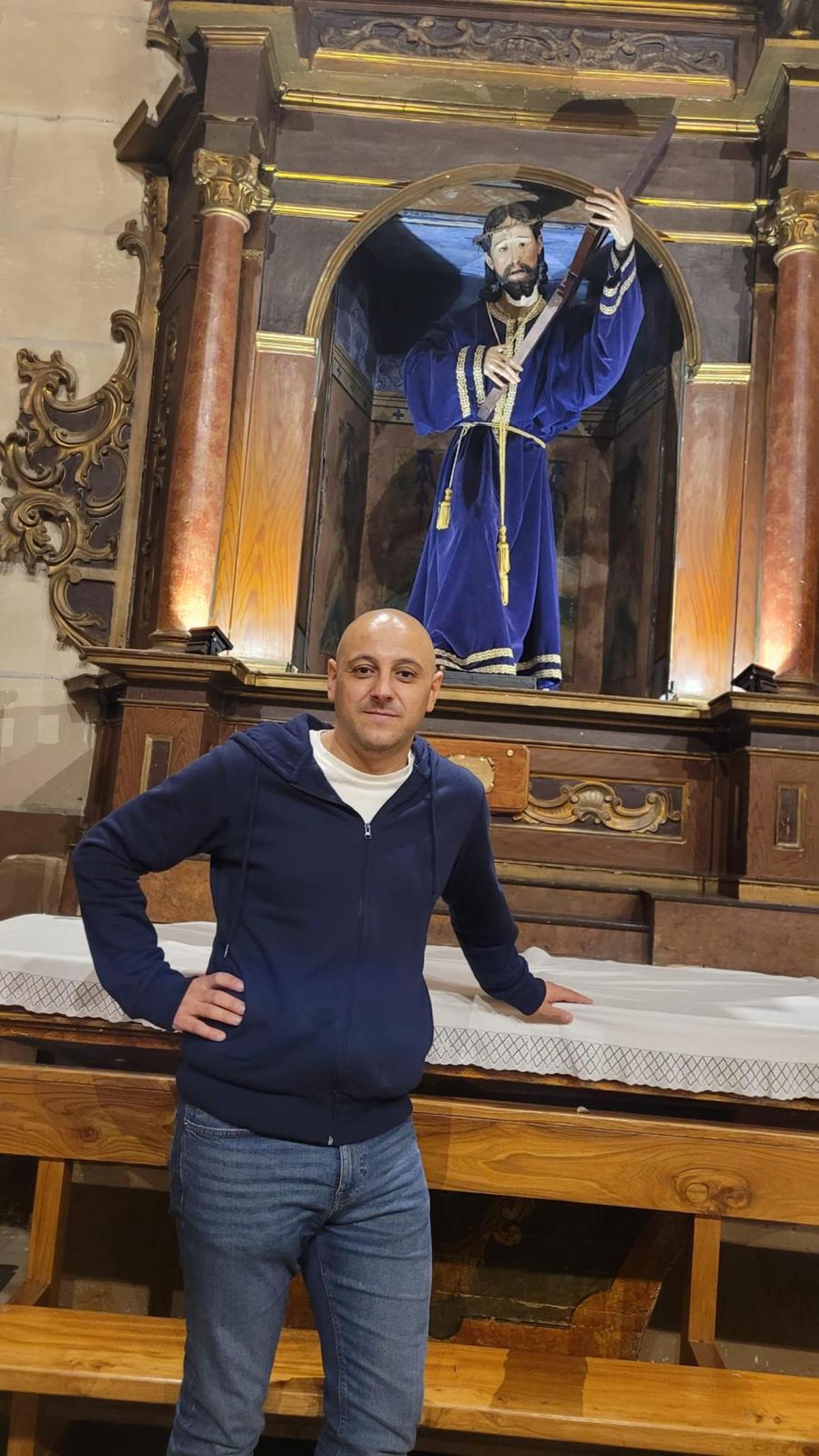 Juan Manuel Bragado, director de la banda de cornetas y tambores de Villaralbo junto al Jesús Nazareno