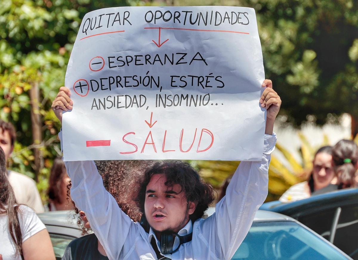 Concentración de alumnos de la ULL por la posible pérdida de una convocatoria de exámenes