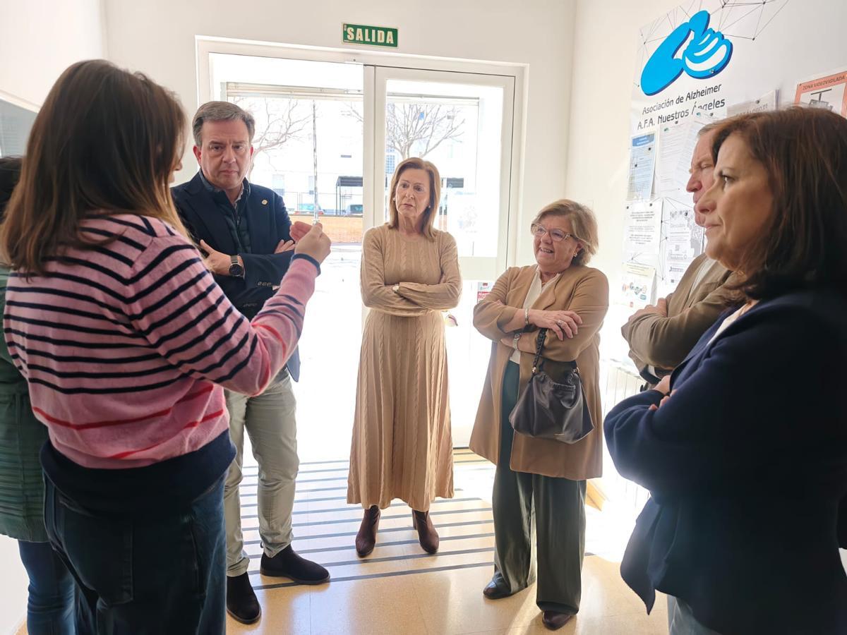 Dolores Sánchez, en su visita a la sede de la asociación de alzéimer Nuestros Ángeles de Lucena.