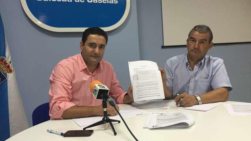 El portavoz del PP Santiago Rodríguez Davila con el edil Joaquín Núñez Troncoso, mostrando un informe de Intervención, ayer. // D.P.