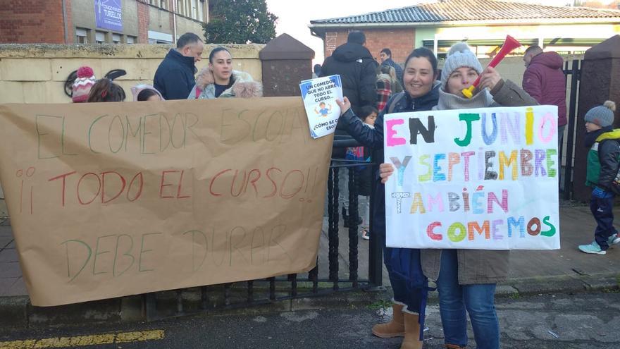 Alumnos y familias del colegio Turiellos de La Felguera reclaman que el comedor escolar funcione todo el curso