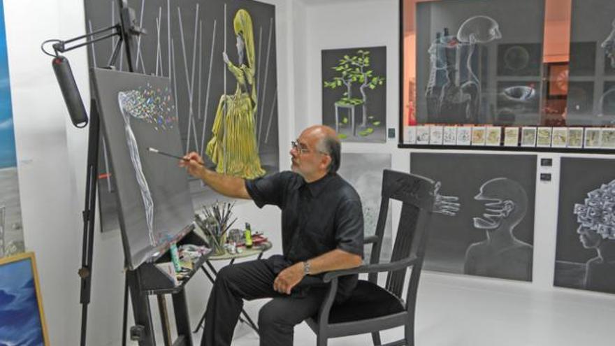 El artista, en su estudio-galería.