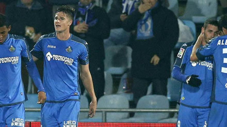 Los jugadores del Getafe, tras el gol.